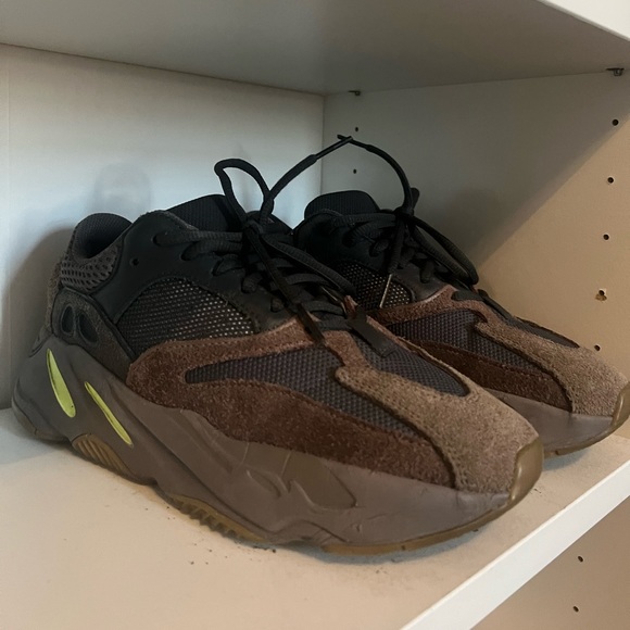Yeezy Boost 700 - Picture 3 of 5